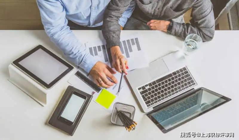 
申报职称人数逐年增长 中级职称可能贬值吗？【十大外围足球大平台】(图1)