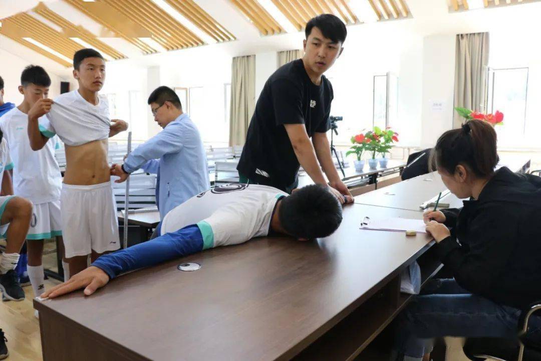 
青海省足球协会对青海省青少年足球训练中心U系列精英梯队队员举行摸底测试_十大外围足球平台app手机版(图9)